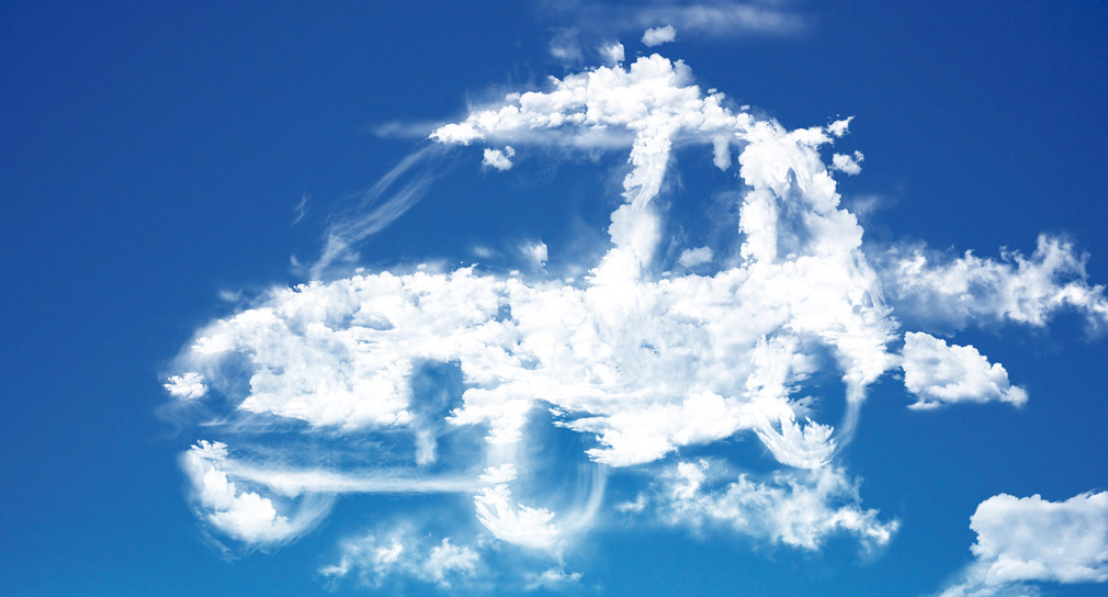 Wolken formen die Silhoutte eines Autos.