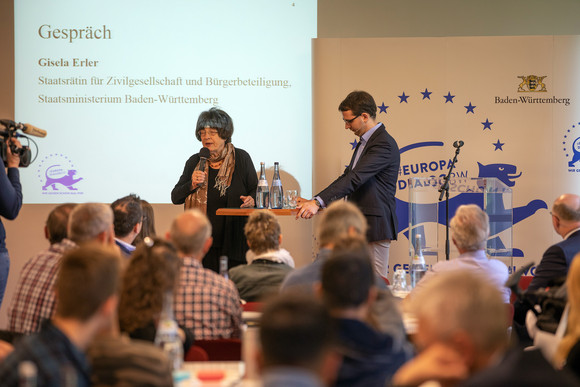 Europa Erster Bürgerdialog im Rahmen des Europadialogs in Bad Mergentheim Staatsrätin Gisela Erler spricht zu den Bürgerinnen und Bürgern (Foto: Jens Hackmann)