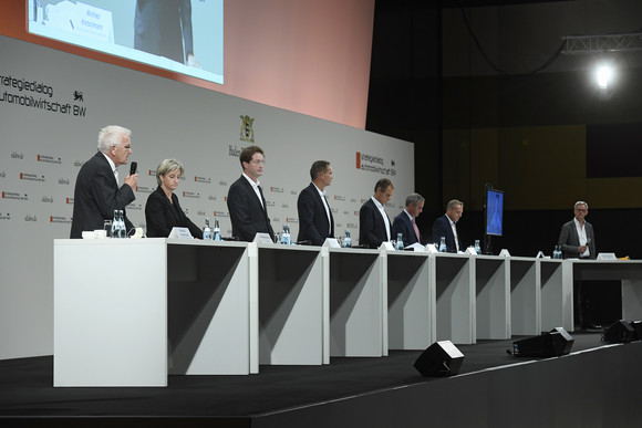 v.l.n.r.: Pressekonferenz mit Ministerpräsident Winfried Kretschmann, Wirtschaftsministerin Nicole Hoffmeister-Kraut, Ola Källenius, Vorstandsvorsitzender der Daimler AG und der Mercedes-Benz AG, Oliver Blume, Vorstandsvorsitzender der Porsche AG, Volkmar Denner, Vorsitzender der Geschäftsführung der Robert Bosch GmbH, Frank Mastiaux, Vorstandsvorsitzender der EnBW, Roman Zitzelsberger, Bezirksleiter der IG Metall Baden-Württemberg, Brigitte Dahlbender (Video), Landesvorsitzende des Bundes für Umwelt und Naturschutz Deutschland (BUND) Baden-Württemberg, und Regierungssprecher Rudi Hoogvliet (Bild: e-mobil BW / Studio KD Busch)