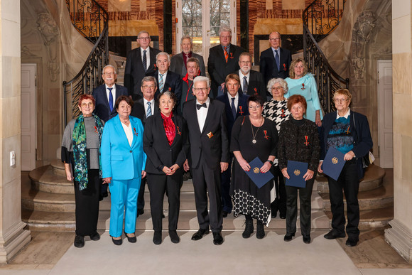 Tag des Ehrenamts Kretschmann würdigt besonderes ehrenamtliches Engagement Gruppenbild mit Ministerpräsident Winfried Kretschmann (vorne Mitte) und den Ordensträgerinnen und -trägern