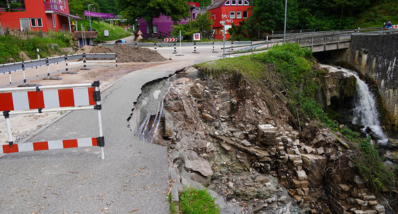 Kaputte Straße mit abgerutschtem Hang