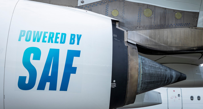 Triebwerk eines Düsenjets das mit Sustainable Aviations Fuels betrieben wird.