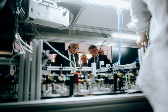 Ministerpräsident Winfried Kretschmann (links) und Franck Leroy (rechts), Präsident der Region Grand Est, schauen sich Vorträge in den Laboren des Centre Européen des Sciences Quantiques in Straßburg an.