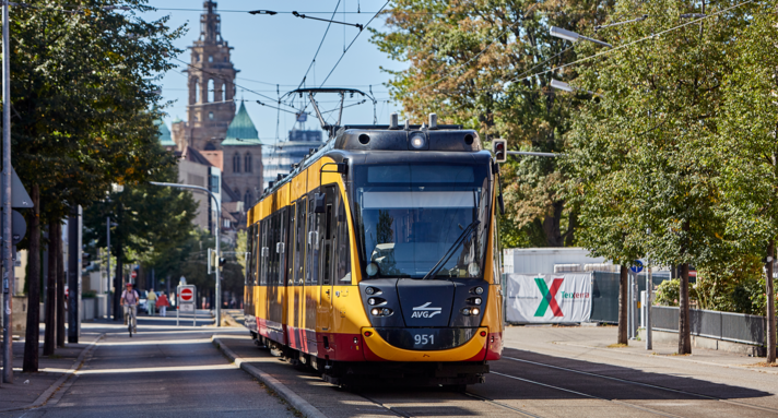 Gelb-rote Stadtbahn der AVG in der Heilbronner Innenstadt