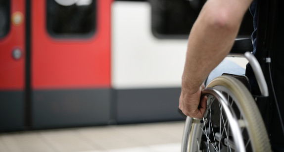 Rollstuhlfahrer nimmt die Bahn (Bild: stock.adobe.com/ gradt)
