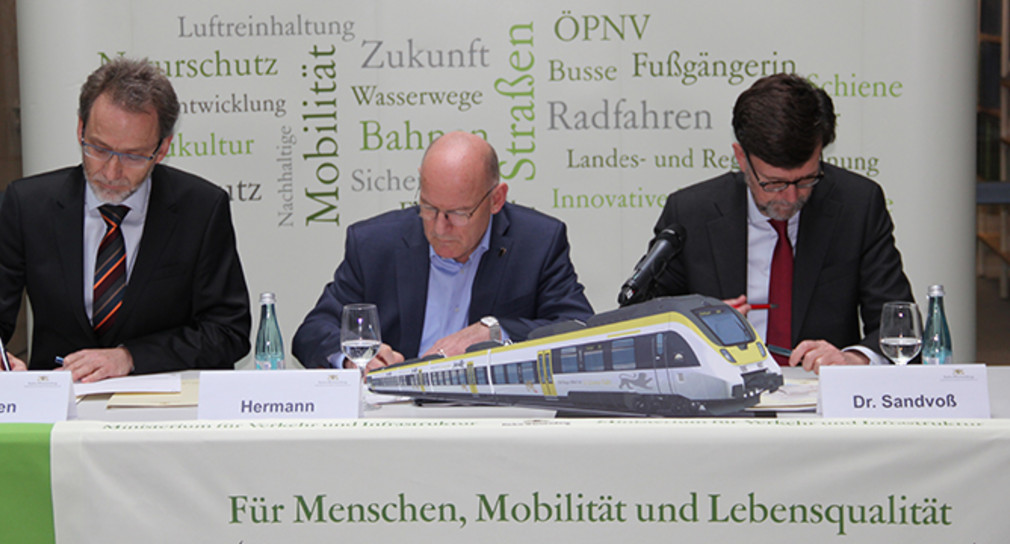 160211 Vertragsunterzeichnung Netz 3b