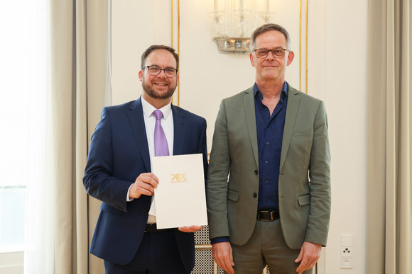 Medien Vorstand der Landesanstalt für Kommunikation ernannt Staatssekretär Rudi Hoogvliet (r.) und Prof. Christof Seeger (l.)