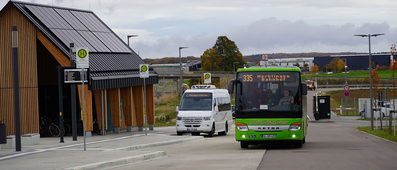 Ein Bus mit dem Ziel Bahnhof Merklingen fährt an eine Haltestelle.