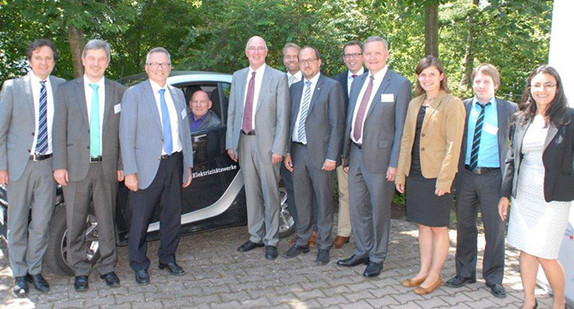 Von links: IHK Hauptgeschäftsführer Thomas Albiez, Landrat Stefan Bär (Landkreis Tuttlingen), RegionalverbandsvorsitzenderJürgen Guse, Verkehrsminister Winfried Hermann, Landrat Dr. Wolf-Rüdiger Michel (Landkreis Rottweil), Michael Wedler (B.A.U.M. consult), Oberbürgermeister Thomas Herzog (Schramberg), Landrat Sven Hinterseh (Schwarzwald-Baar-Kreis), Dr. Udo Schnell (Geschäftsführer Hugo Kern und Liebers GmbH, Schramberg), Dr, Sabine Wagner und Thomas Ernst (beide Fraunhofer IAO) sowie Projektleiterin Isabel Ribeiro