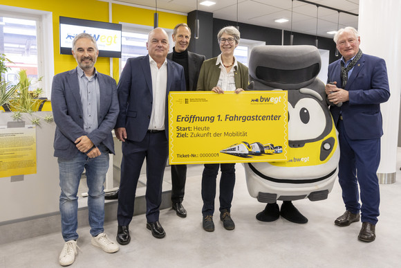 Mehrer Menschen stehen auf einem Gruppenbild zusammen und lächeln in die Kamera.