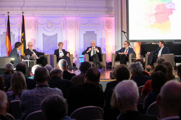 Dialekte Tagung „Daheim schwätzen die Leut'“ Podiumsgespräch mit Ministerpräsident Winfried Kretschmann (3.v.r.) und Vertretern aus Wissenschaft, Schule, Kultur und Medien (Bild: Staatsministerium Baden-Württemberg)