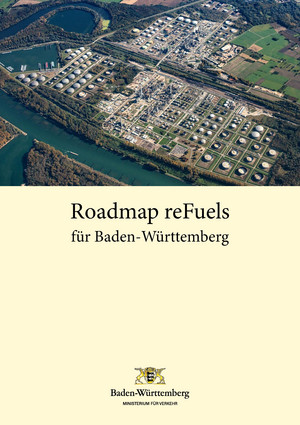 reFuels-Industrieanlage von oben, darunter der Titel: Roadmap reFuels in Baden-Württemberg. Am Ende der Seite das Logo des Verkehrsministeriums. 