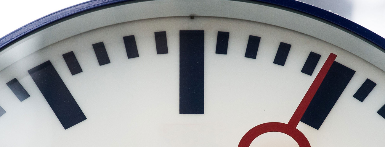 Eine Uhr am Bahnhof.