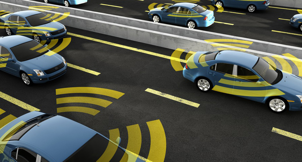 3d Bild mit nebenherfahrenden Autos, die Signale aussenden um miteinander zu kommunizieren.