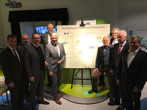  Verkehrsminister Hermann sowie Vertreter der Vertragspartner unterzeichneten am 26. Juli 2017 in Neckarsulm eine entsprechende gemeinsame Erklärung.