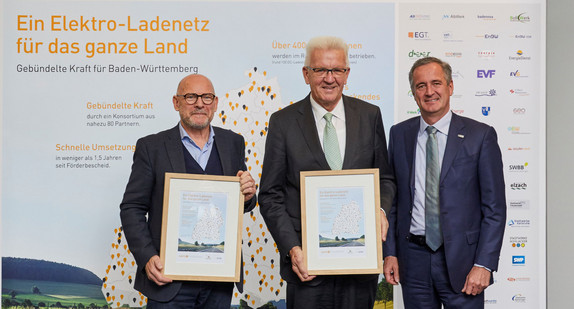 EnBW-Chef Frank Mastiaux übergab Ministerpräsident Winfried Kretschmann und Minister Winfried Hermann (v. r. n. l.) symbolisch das fertiggestellte SAFE-Ladenetz.