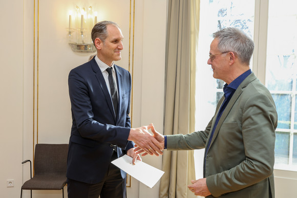 Medien Vorstand der Landesanstalt für Kommunikation ernannt Staatssekretär Rudi Hoogvliet (r.) und Dr. Wolfgang Kreißig (l.)