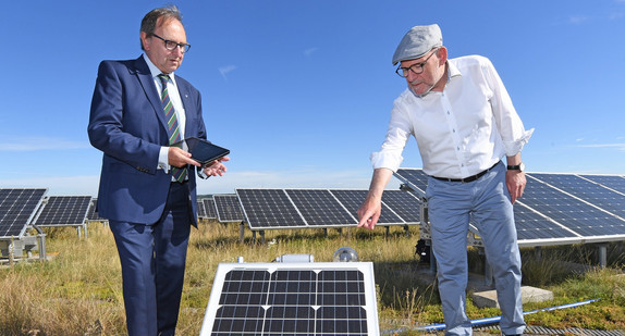 Minister Winfried Hermann und Flughafen Geschöftsfüherer Walter Schöfer betrachten am 27.07.2020 die neue Wolkenmessanlage an der Solaranlage des flughafen Stuttgarts auf dem Boschparkhaus.