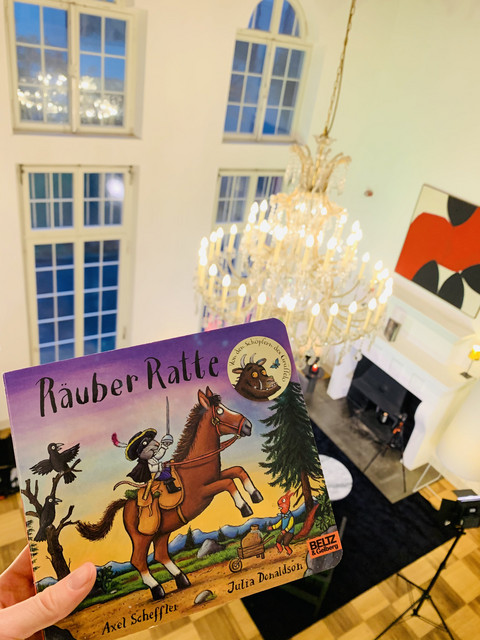 Vorlesetag Kretschmann beteiligt sich am bundesweiten Vorlesetag Ministerpräsident Winfried Kretschmann beteiligt sich am Bundesweiten Vorlesetag und liest die Geschichte von „Räuber Ratte“ aus der Feder der Autoren Julia Donaldson und Axel Scheffler.