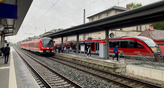 Haltende Züge am Bahnhof in Lauda. Frankenbahn zwischen Lauda und Osterburken