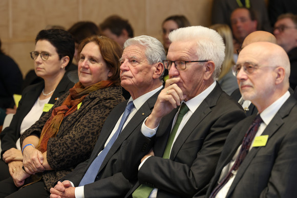 Zusammenhalt in der Transformation Tagung „Gemeinsam handeln“ von links nach rechts: Marion Gentges, Ministerin der Justiz und für Migration, Kultusministerin Theresa Schopper, der ehemalige Bundespräsident Joachim Gauck, Ministerpräsident Winfried Kretschmann und Prof. Dr. Thomas Puhl, Rektor der Universität Mannheim.