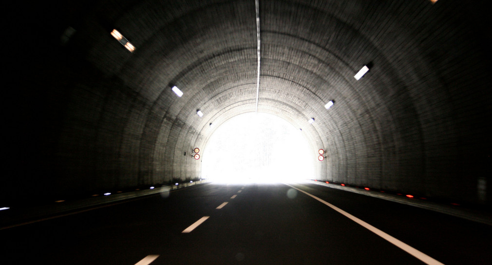 Der Blick aus dem Inneren eines Tunnels auf das Tunnelende.