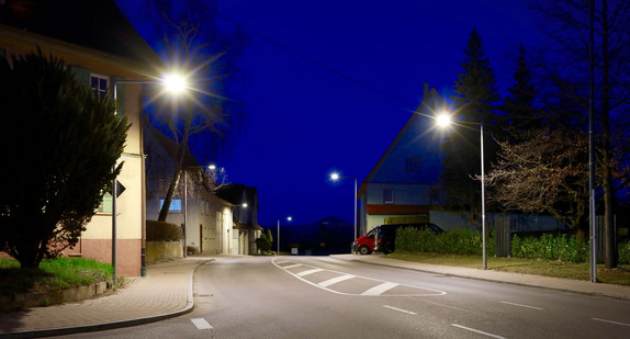 Dimmbare Beleuchtung bei Nacht in der Ortsdurchfahrt Heiningen zum Schutz der Insekten