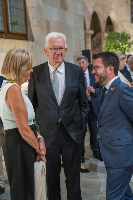 Europa Kretschmann auf Delegationsreise in Spanien Ministerpräsident Winfried Kretschmann (Mitte) beim Abendempfang im Palau de la Generalitat in Barcelona.