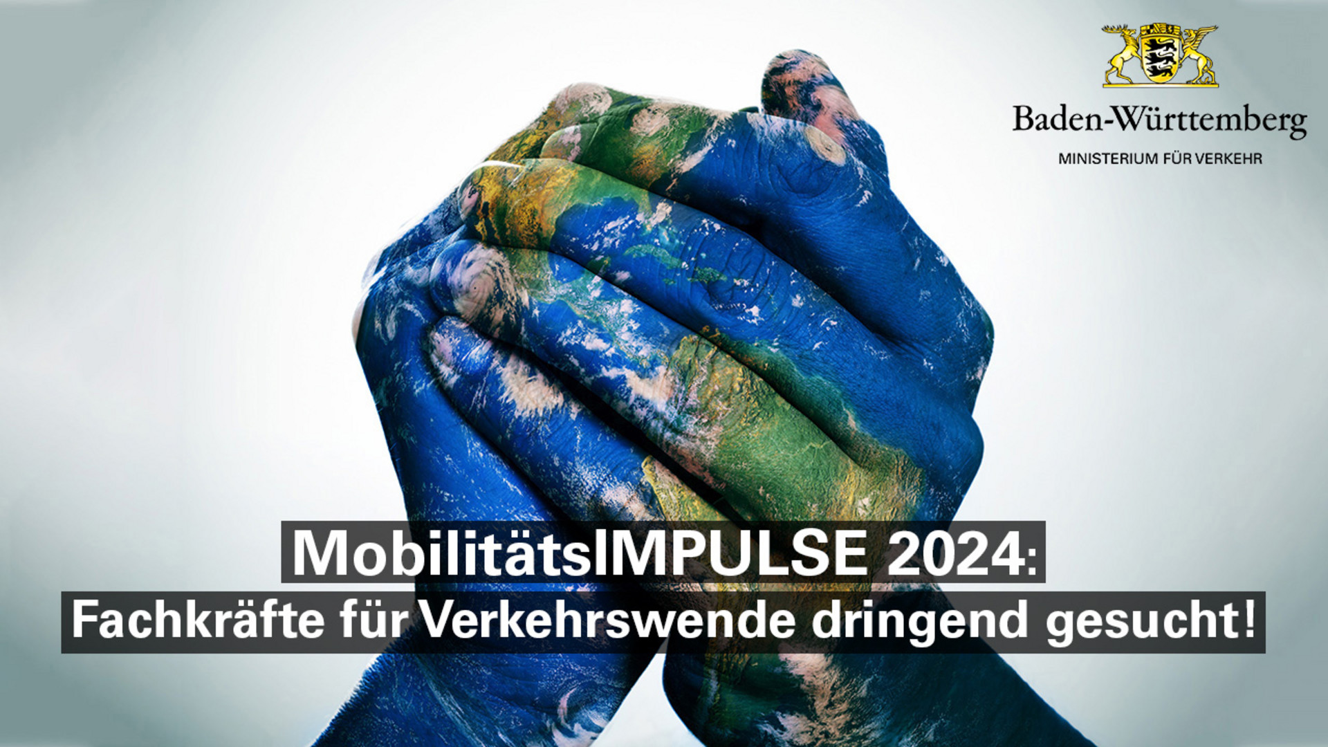 Eine Weltkarte auf Menschenhänden, die einen Globus bilden. Text: MobilitätsIMPULSE 2024 – Fachkräfte für Verkehrswende dringend gesucht!