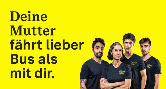 Gruppenbild von vier Personen. Drei junge Männer, in ihrer Mitte eine Frau mittleren Alters, die die Mutterfigur darstellt. Alle stehen nebeneinander, blicken frontal in die Kamera und tragen dabei ein Team Vision Zero-Shirt. Daneben steht groß die Headline: Deine Mutter fährt lieber Bus als mit dir.