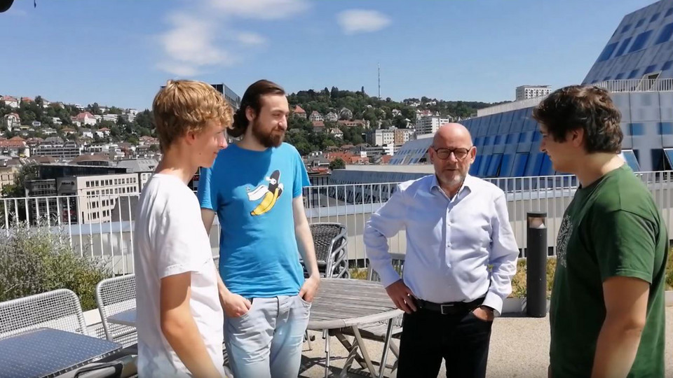 Minister Hermann mit Friday for Future Aktivisten auf Dachterrasse des Verkehrsministeriums