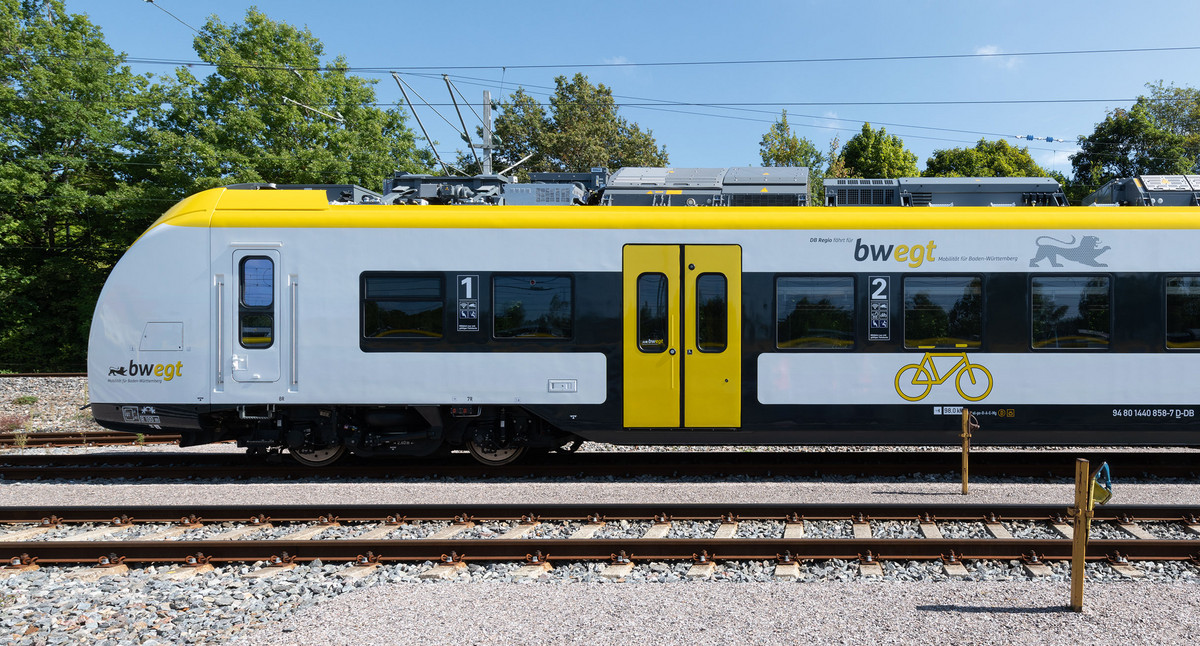 Passagierzug steht auf einem Gleis.