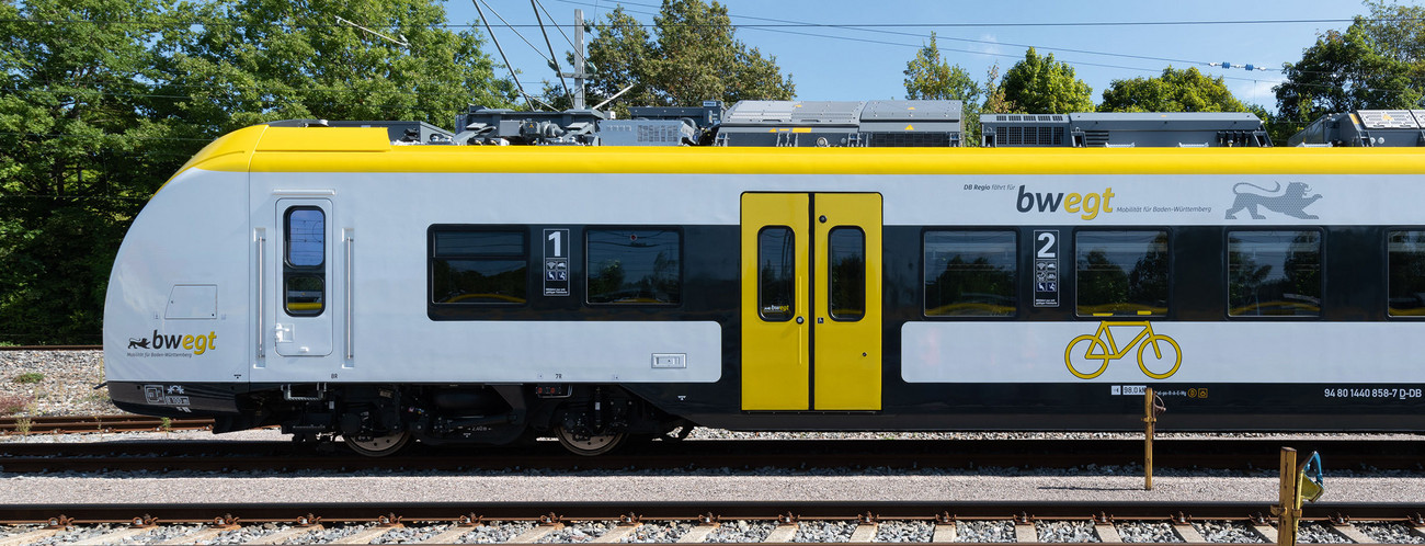 Passagierzug steht auf einem Gleis.