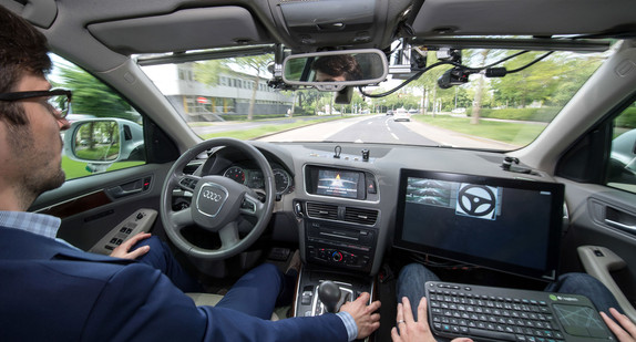 Ein selbstfahrendes Auto des Forschungszentrumes Informatik fährt während der Eröffnung des "Testfelds Autonomes Fahren" in Karlsruhe mit zwei Entwicklern autonom im Straßenverkehr. (Foto: © dpa)