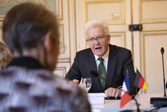 Auslandsreise Kretschmann auf Delegationsreise in Paris Ministerpräsident Winfried Kretschmann (r.) im Gespräch mit der Ministerin für ökologischen Wandel sowie Verkehr, Elisabeth Borne (l.)