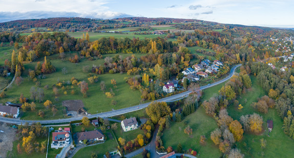 Das letzte Teilstück des Bodenseeradwegs, der 2,6 Kilometer lange Geh- und Radweg auf der Höri entlang der Landesstraße L 192 zwischen Öhningen und dem Ortsteil Wangen, ist nun für Radler und Radlerinnen befahrbar.