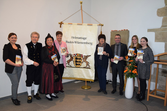 Heimattage Programm der Heimattage 2020 in Sinsheim vorgestellt Gruppenbild mit Staatsrätin Gisela Erler (4.v.r.), Regierungspräsidentin Sylvia M. Felder (4.v.l.), Sinsheims Oberbürgermeister Jörg Albrecht (3.v.r.), Ines Kern (2.v.r.), Leiterin der Geschäftsstelle Heimattage in Sinsheim, sowie dem Sinsheimer Trachtenpaar Richard und Monika Spranz (2. und 3.v.l.) (Bild: Stadt Sinsheim)