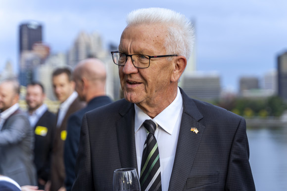Delegationsreise Kretschmann reist nach Pennsylvania und Kalifornien Ministerpräsident Winfried Kretschmann in Pittsburgh beim Empfang zum Tag der Deutschen Einheit