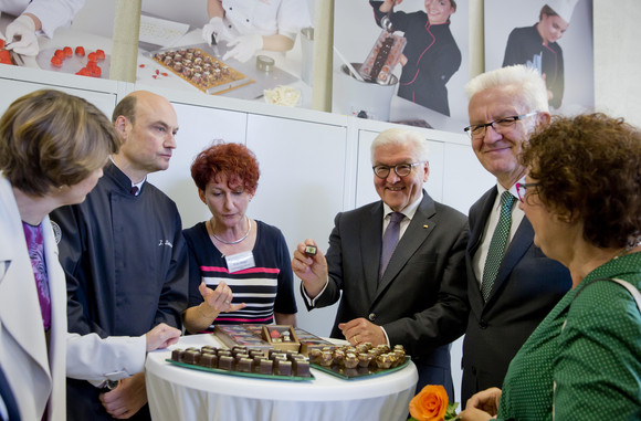 ANTRITTSBESUCH Bundespräsident Steinmeier in Baden-Württemberg Stuttgart, Gewerbliche Schule Im Hoppenlau: Bundespräsident Frank-Walter Steinmeier (3.v.r.), Ministerpräsident Winfried Kretschmann (2.v.r.), Gerlinde Kretschmann (r.) und Elke Büdenbender (l.)