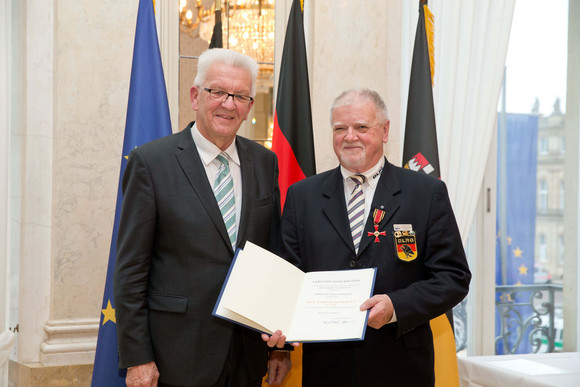 Tag des Ehrenamtes Kretschmann würdigt besonderes ehrenamtliches Engagement Ministerpräsident Winfried Kretschmann (l.) und Karl Heinz Ledermann (r.)