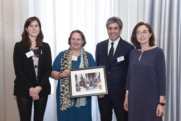 Europa Präsidentschaft der „Vier Motoren für Europa“ an die Lombardei übergeben v.l.n.r.: Mireia Borrell i Porta, Generaldirektorin für Auswärtige Beziehungen (Katalonien), Staatsministerin Theresa Schopper, Staatssekretär Alan Christian Rizzi (Lombardei) und Abgeordnete Anne Pellet (Auvergne-Rhône-Alpes) (Bild: Staatsministerium Baden-Württemberg)
