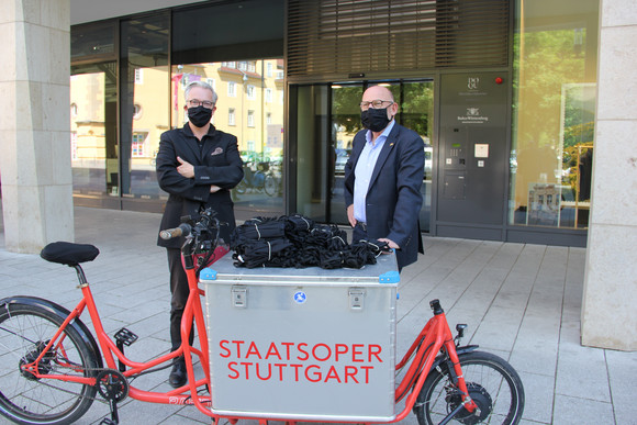 Corona Maskenübergabe durch Staatstheater © Verkehrsministerium Baden-Württemberg