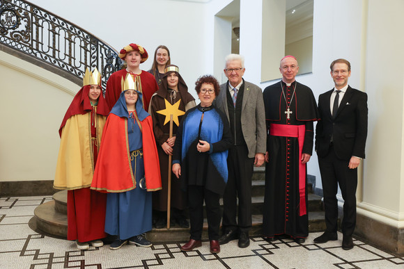 Aktion Dreikönigssingen Kretschmann empfängt Sternsingergruppen Ministerpräsident Winfried Kretschmann und seine Ehefrau Gerlinde, Staatsminister Dr. Florian Stegmann und Weihbischof Dr. Peter Birkhofer mit der Sternsingergruppe der Seelsorgeeinheit Blumberg, St. Genesius