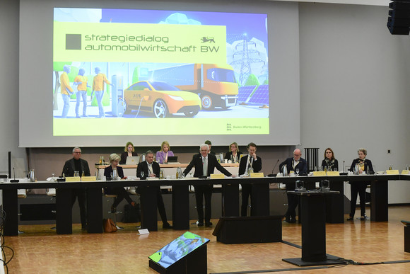 Automobilwirtschaft Achte Jahresveranstaltung des Strategiedialogs Automobilwirtschaft Achte Jahresveranstaltung des Strategiedialogs Automobilwirtschaft Baden-Württemberg