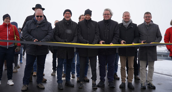 Ministerialdirektor Berthold Frieß mit Regierungspräsident Carsten Gabbert und weiteren bei der Verkehrsfreigabe der Ortsumfahrung Staufen.