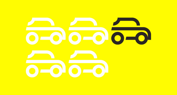 Fünf Auto-Icons: Vier weiße Autos im Quadrat, das fünfte daneben und schwarz.