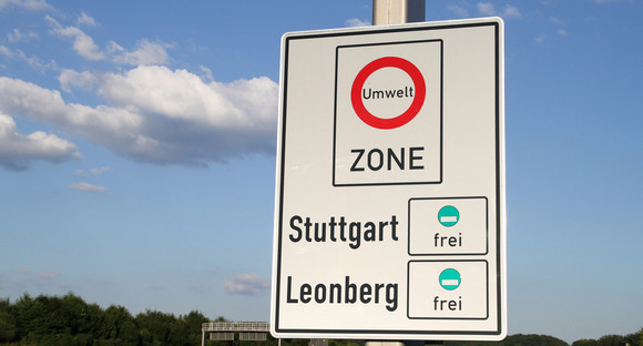 Schild mit Umweltzonen Stuttgart und Leonberg (Bild: Fotolia/ Ehrenberg-Bilder)