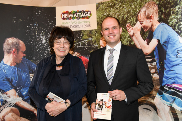 Heimattage Programm der Heimattage 2018 in Waldkirch vorgestellt Staatsrätin Gisela Erler (l.) und der Waldkircher Oberbürgermeister Roman Götzmann (r.) (© Foto: Stadt Waldkirch)