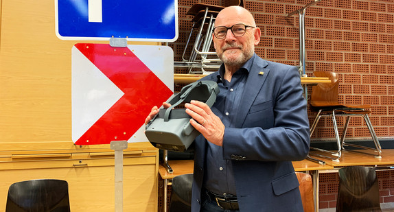 Verkehrsminister Hermann hat eine Virtual Reality Brille in der Hand.