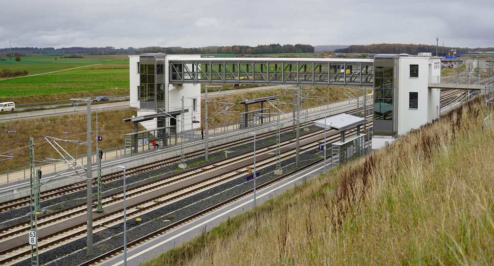 Bahnhof mit zwei Bahnsteigen aus einer erhöhten Position.